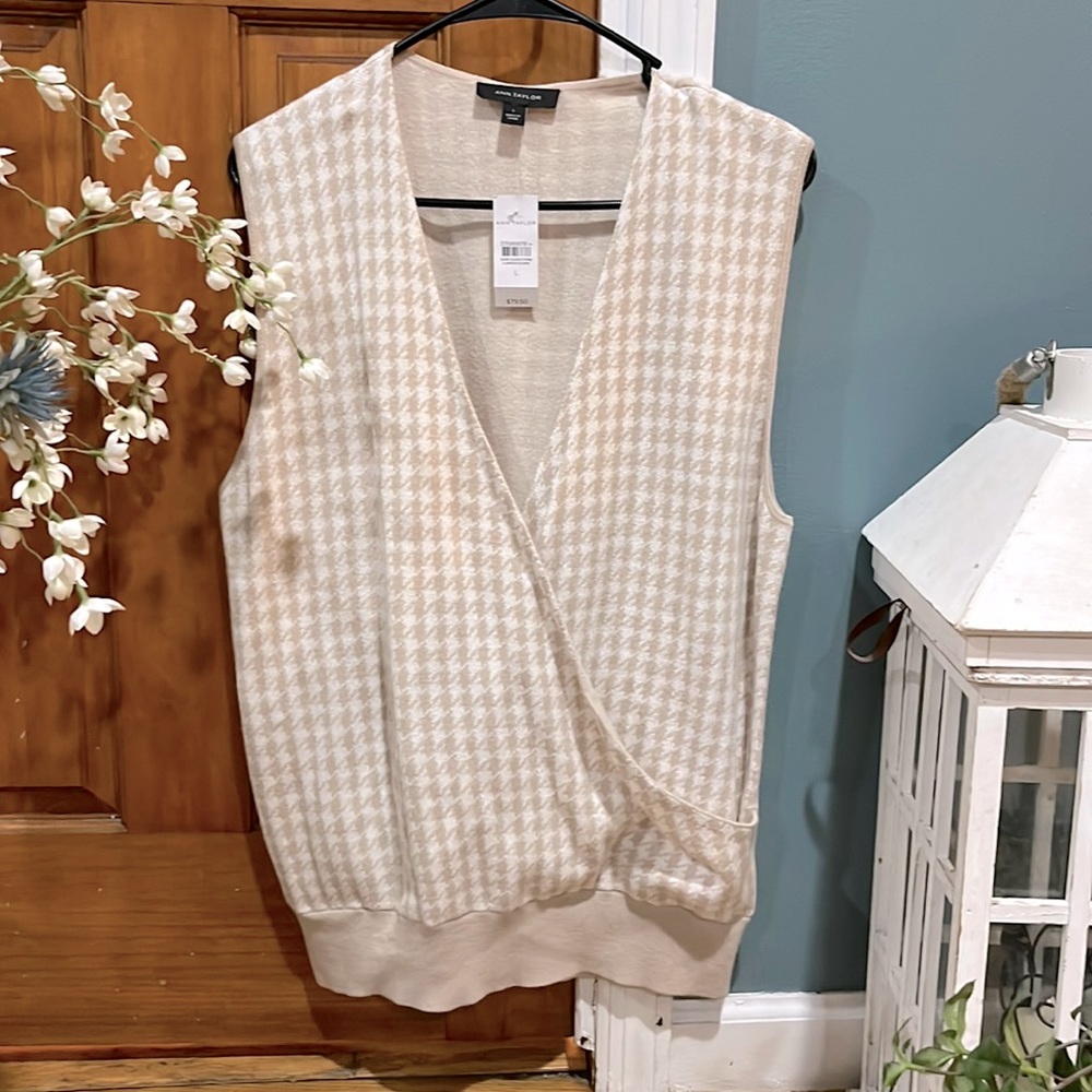 Ann Taylor Sweater vest cream and white size Large . New with tags on